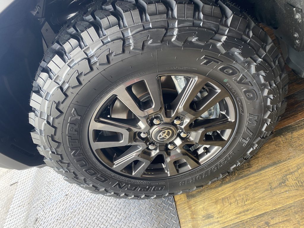 トヨタ ランドクルーザー 250 275/70R18 持ち込みタイヤ交換 トヨタ ランドクルーザー 250 275/70R18 持ち込みタイヤ交換